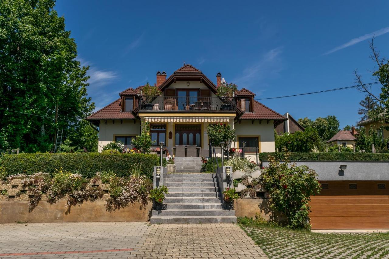 Mikes Vendeghaz Hotel Balatonfured Ngoại thất bức ảnh